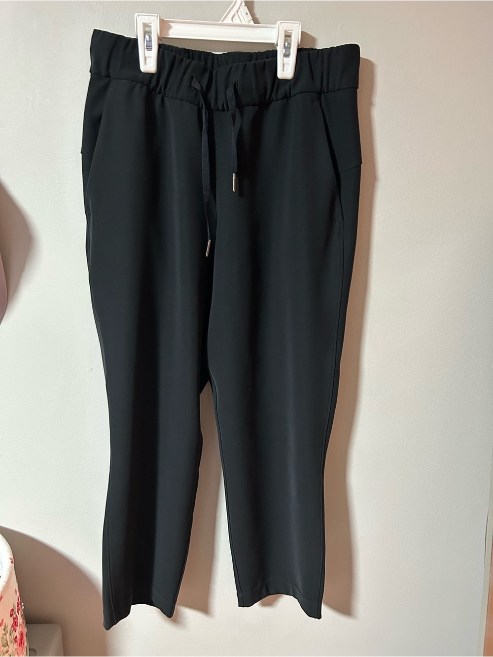 Lululemon On the Fly Crop Woven 23" Black
Pants Size 4
